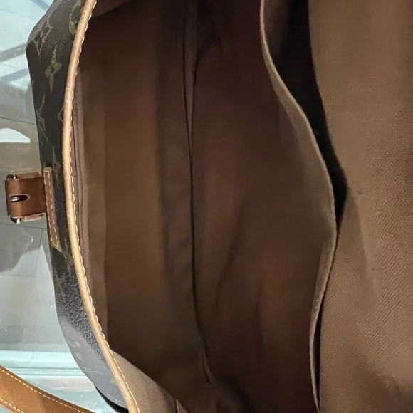 Authentic Beautiful Louis Vuitton Saumur 35 Shoulder Bag. - Picture 16 of 16